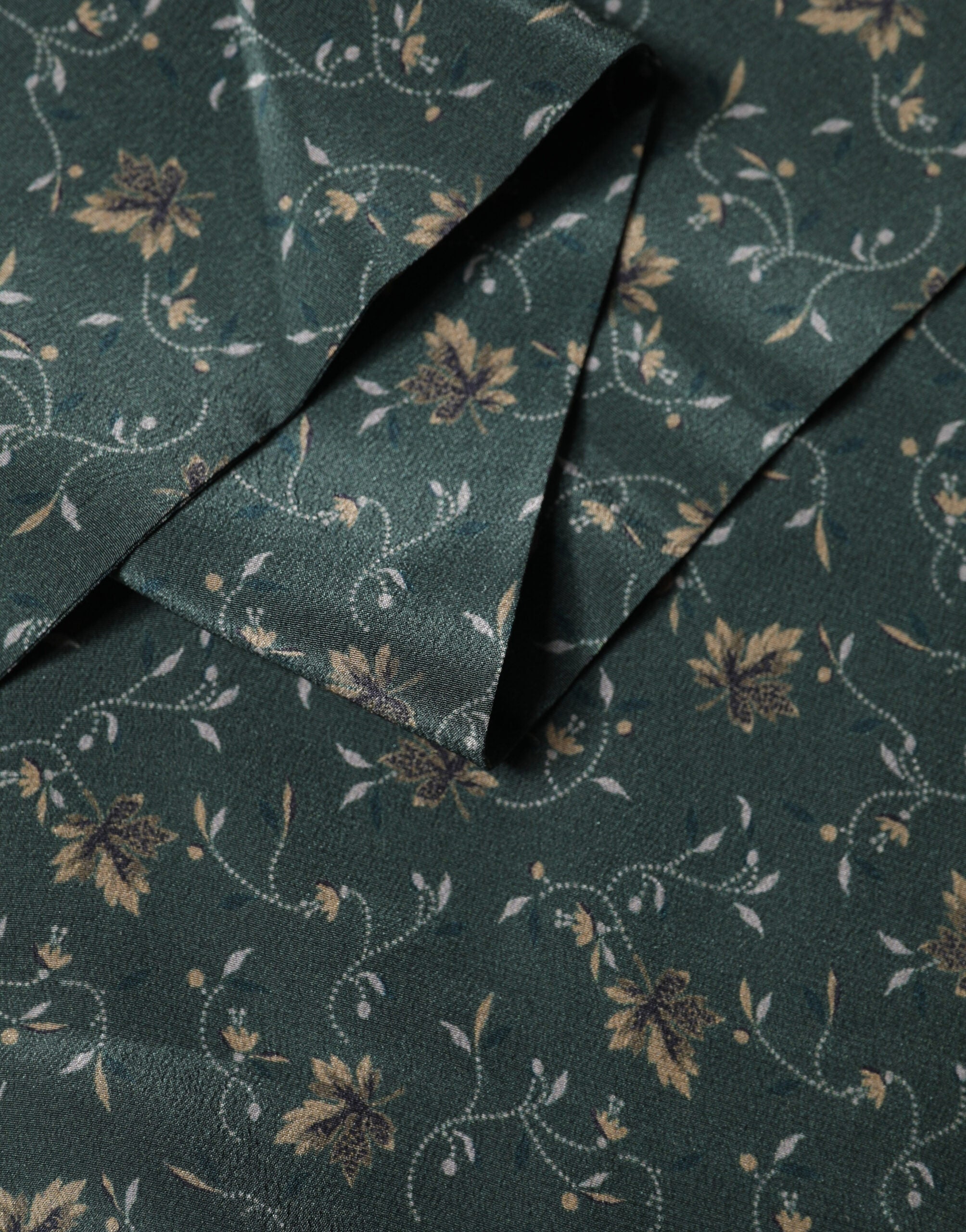 Dolce & Gabbana Green Silk Floral Pattern Fringed 135cm X 16cm Scarf Dolce & Gabbana