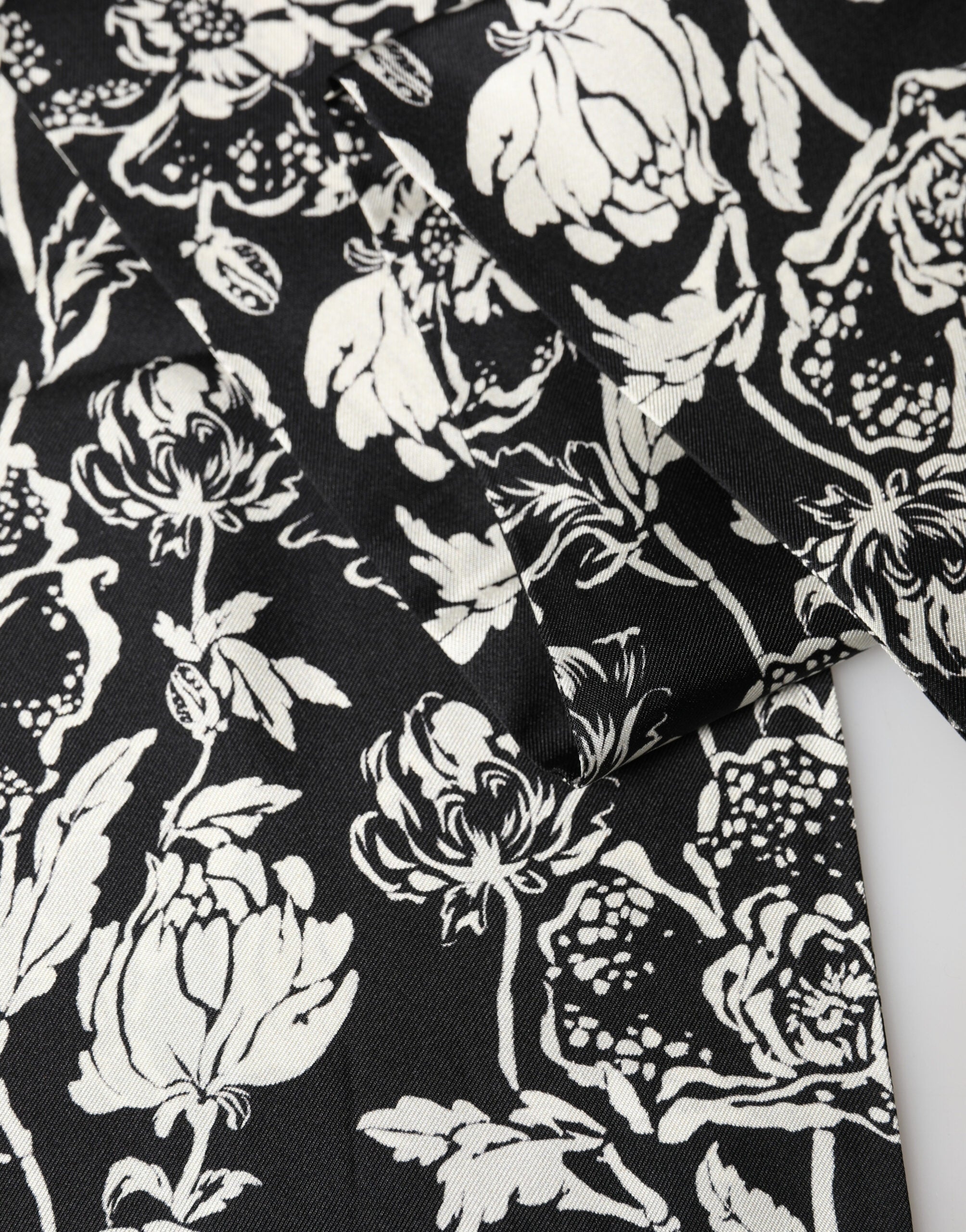 Dolce & Gabbana Black White Silk Floral Print Fringe 136cm X 15.5cm  Scarf Dolce & Gabbana